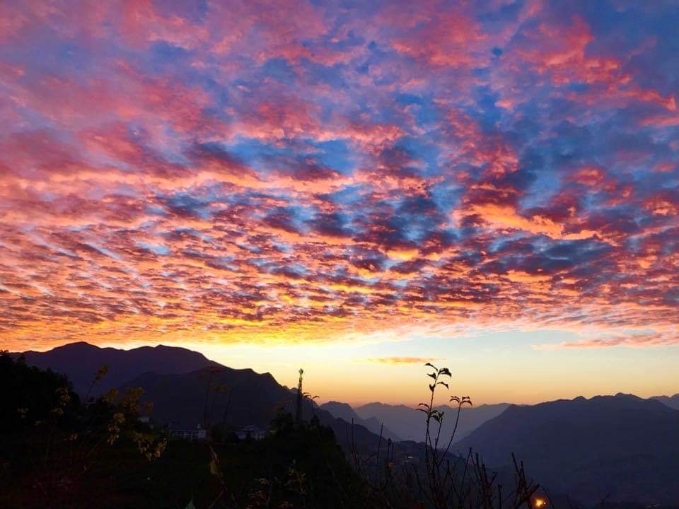 Băng giá xuất hiện trên đỉnh Fansipan, du khách thích thú tạo dáng chụp ảnh